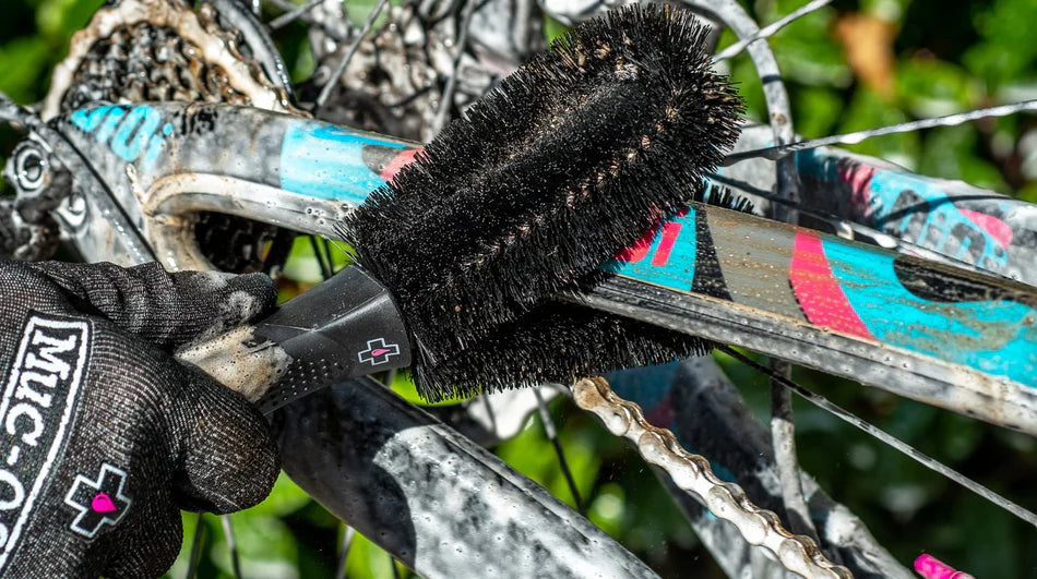 Muc-Off Two Prong Brush frame schoonmaken