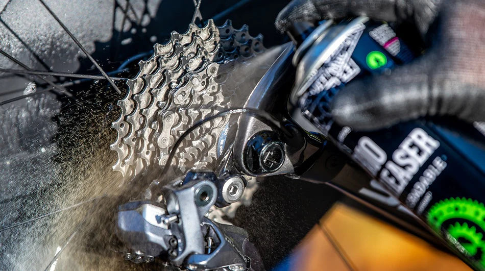 MUC-OFF Bio Degreaser spray op fietsketting voor grondige reiniging en ontvetting
