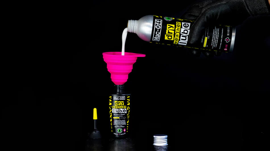 Muc-Off silicone funnel detail - flexibele trechter voor nauwkeurig bijvullen van vloeistoffen