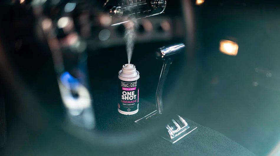 Muc-Off Anti-Viral One Shot Grenade - geactiveerd in de auto