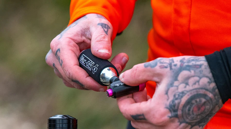 CO2 Inflator Kit MTB - co2 patroon op de pomp draaien