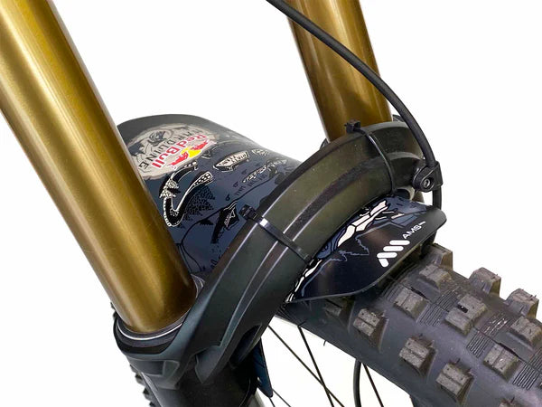 AMS x Red Bull Hardline Mud Guard gemonteerd vooraanzicht