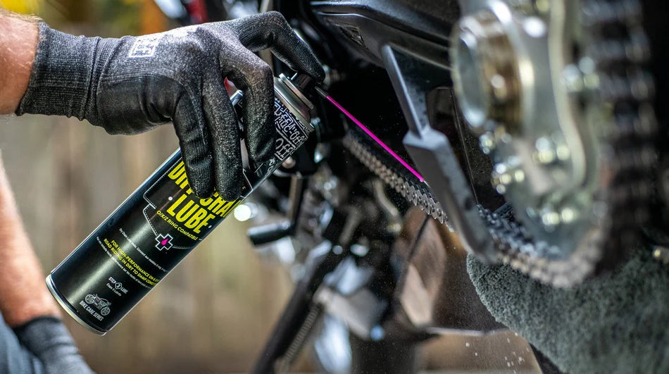 Muc-Off Dry Chain Lube  – met de spraykop op de motorketting