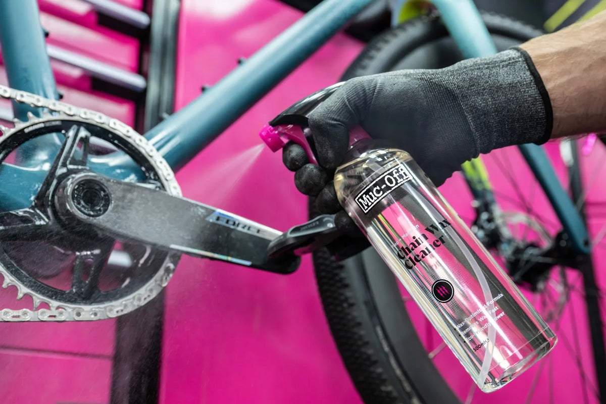MUC-OFF Dark Energy Chain Wax Care Kit - cleaner spuiten op de ketting