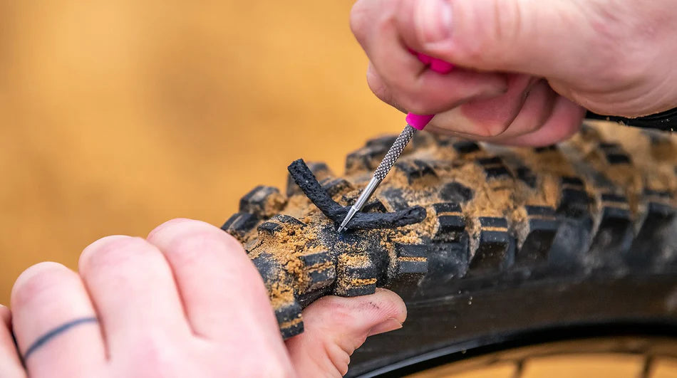 Muc-Off Puncture Plug Repair Kit in gebruik op MTB tubeless band