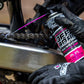 Muc-Off Off Road All-Weather Chain Lube 400ml spuitbus in gebruik op de ketting