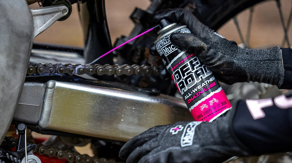 Muc-Off Off Road All-Weather Chain Lube 400ml spuitbus in gebruik op de ketting