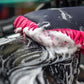 Muc-Off 2-in-1 microvezel washandschoen roze chenille textuur voor krasvrij motor fiets wassen
