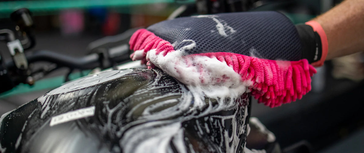 Muc-Off 2-in-1 microvezel washandschoen roze chenille textuur voor krasvrij motor fiets wassen
