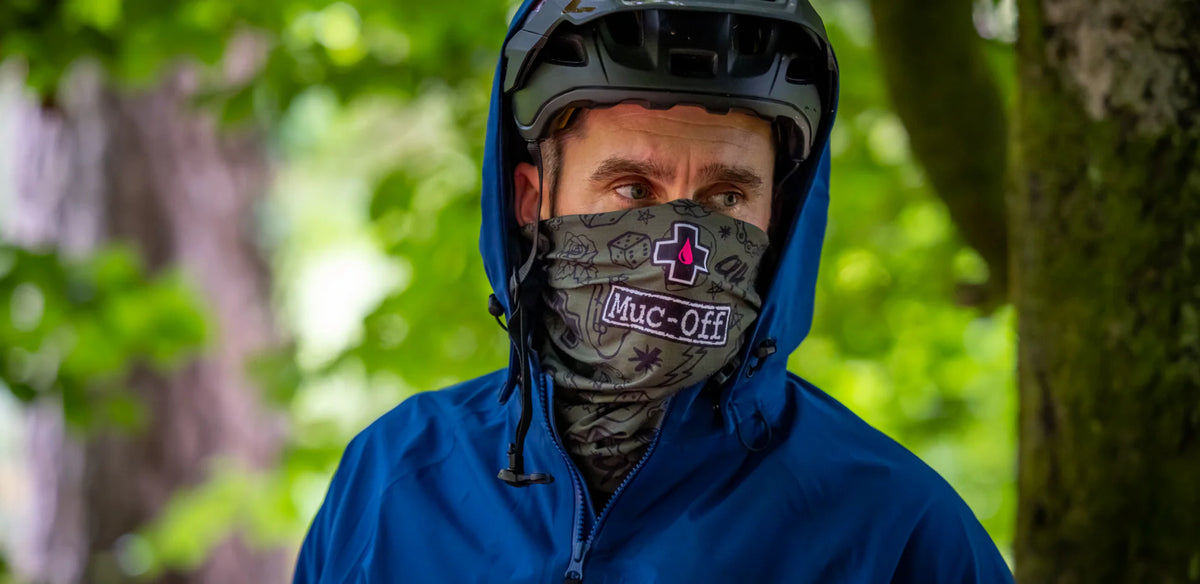MUC-OFF Winter Neck Gaiter Groen – onder de helm op de fiets