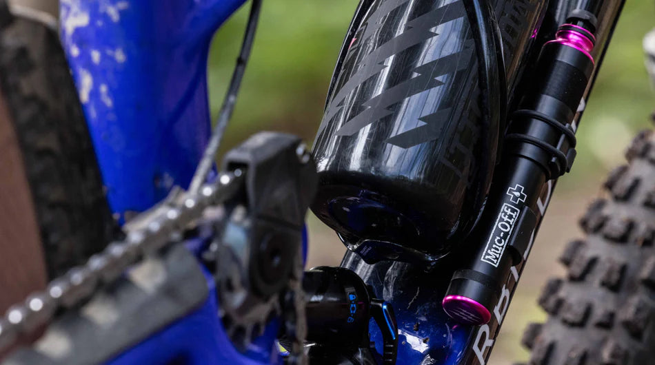 MUC-OFF airmach mini GEMONTEERD ONDER EEN BIDON