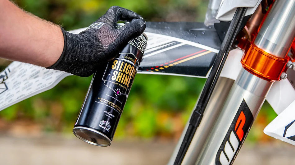 MUC-OFF Motorcycle Silicon Shine spuitbus – ideaal voor je voorvorkpoten van de motor
