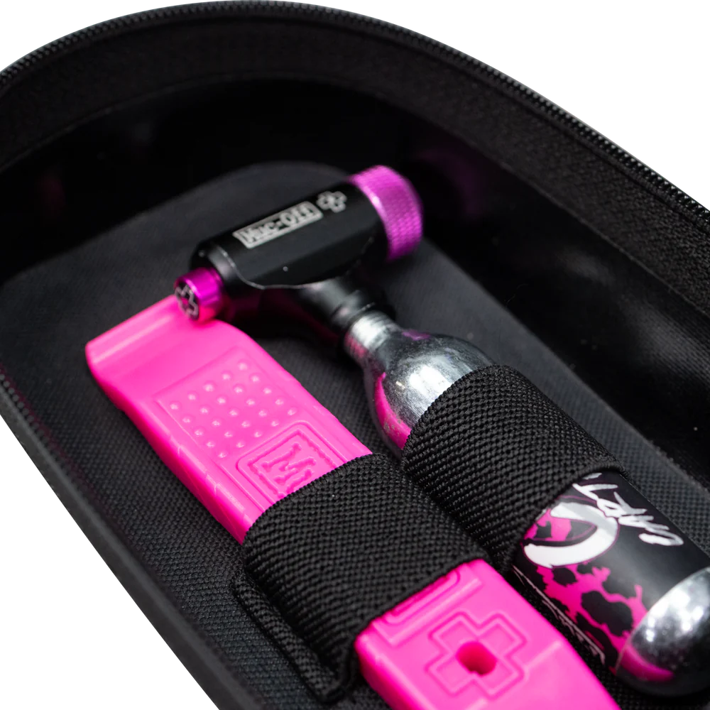 Muc-Off Saddle Pack CLOSE UP MET INHOUD