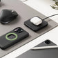 Quad Lock Wireless Charging Pad - netjes geplaatst op het bureau