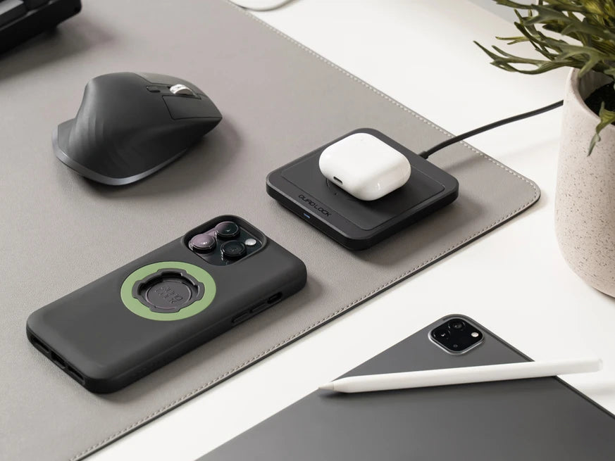 Quad Lock Wireless Charging Pad - netjes geplaatst op het bureau