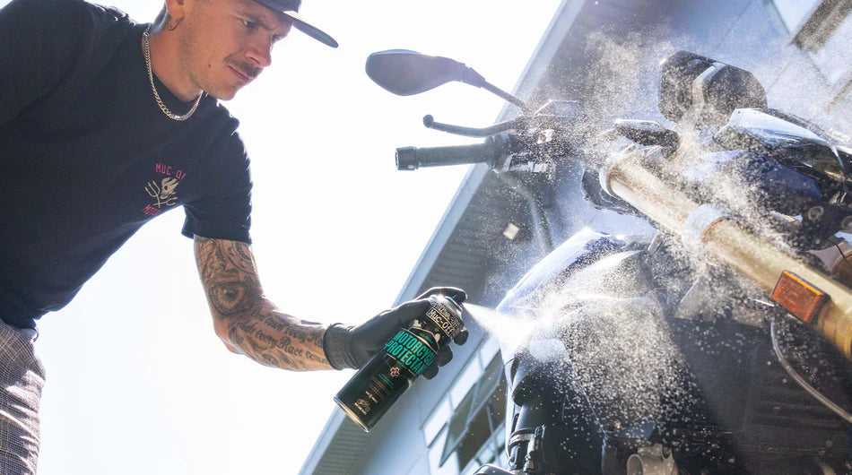 Muc-Off 8 in 1 motorcycle cleaning kit afmeken en beschermen mnet de protectant