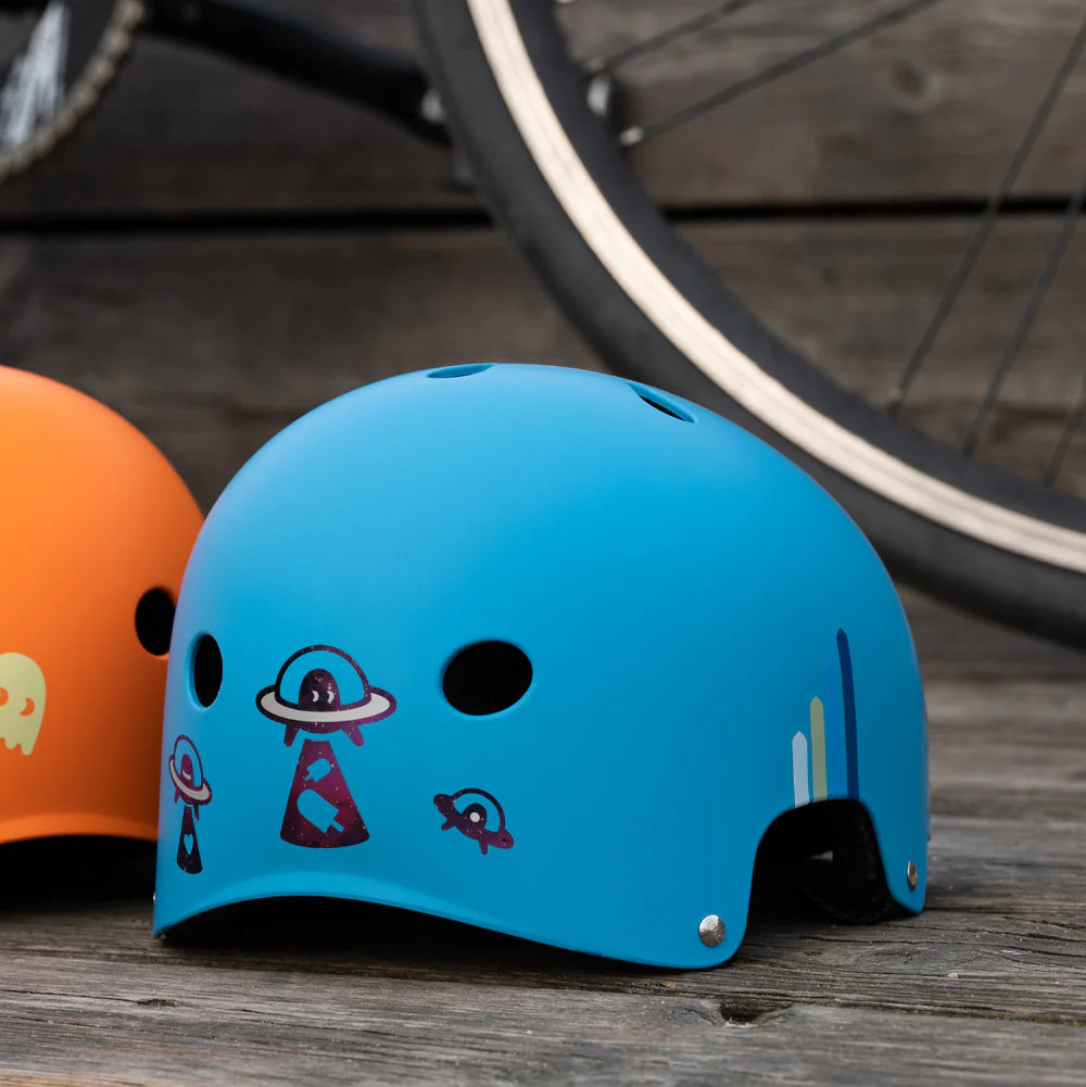 Reflective Berlin reflecterende stickers small voor kinderen ufo op een blauwe helm