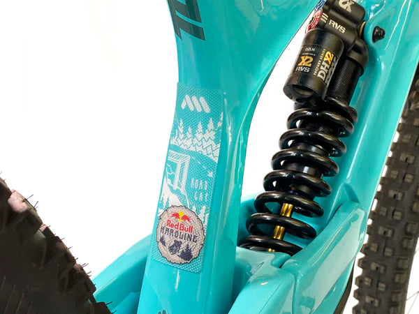 AMS x Red Bull Hardline Frame Guard Extra opde achtervork geplakt