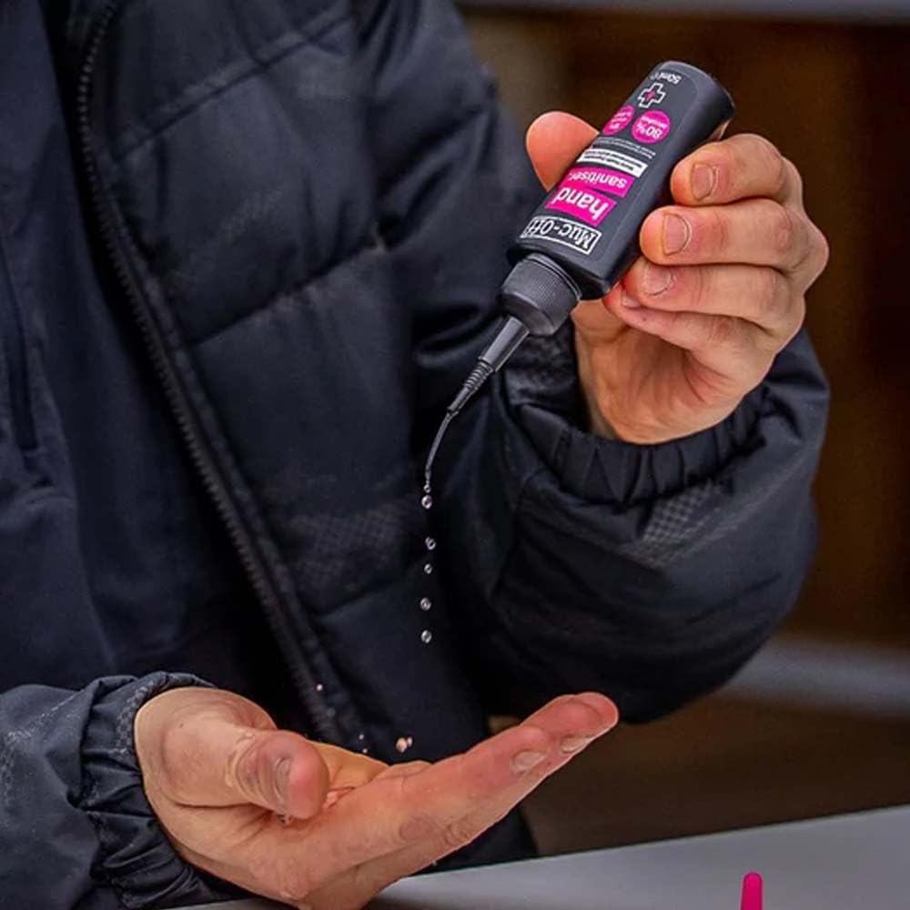 Muc-Off Hand Sanitiser - hier wordt het op de handen gespoten