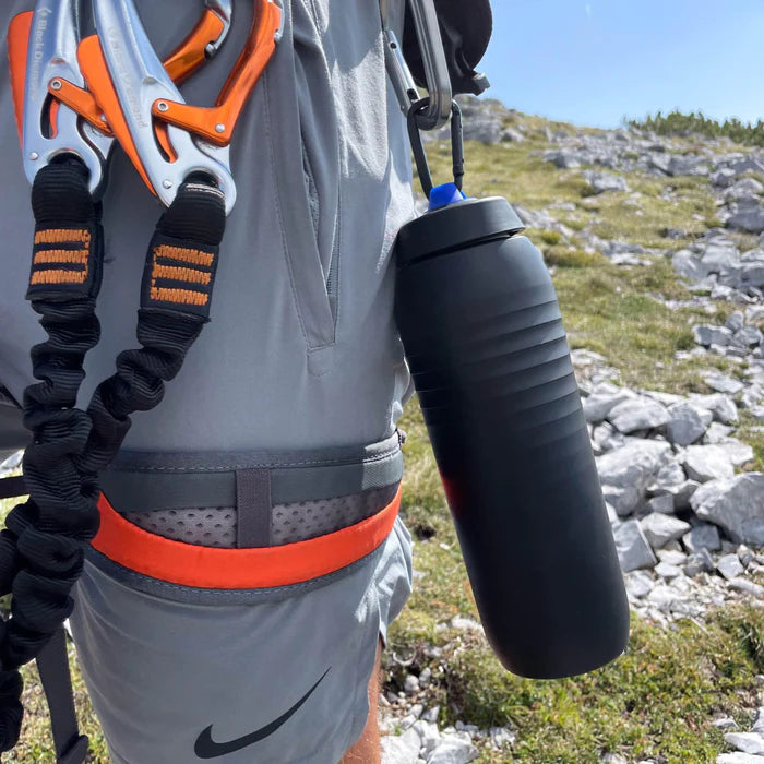 KEEGO Mountain Cap op de bidon vastgemaakt aan de rugzak