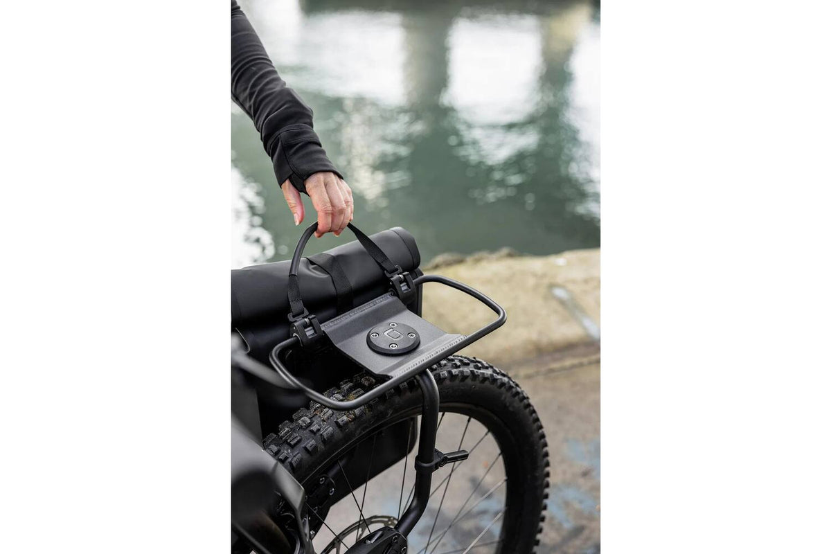 AEROE Urban Pannier Bag 12L zwart - via het hengsel til je de tas er zo vanaf