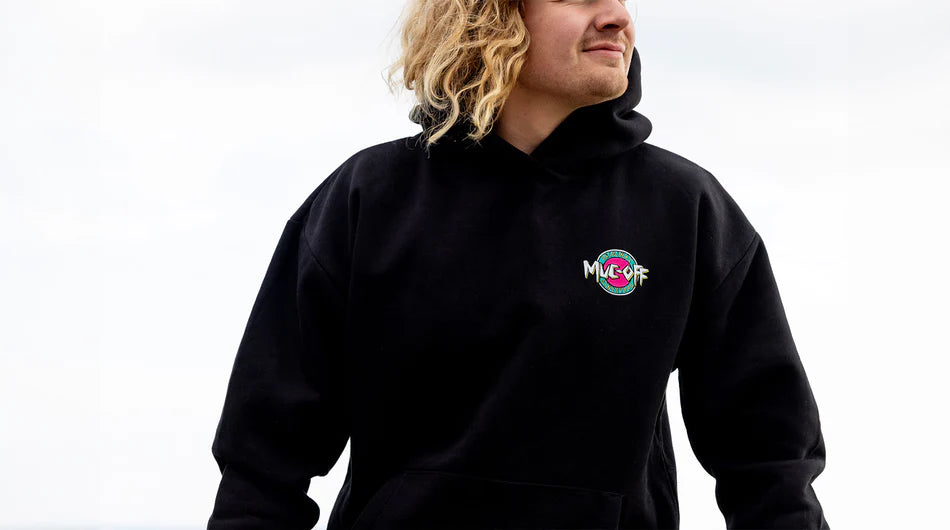 Muc-Off Surf Hoodie - gedragen en voorzijde met logo