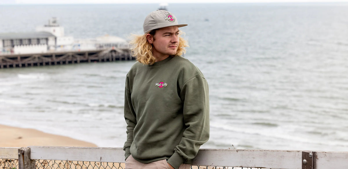 Muc-Off Surf Sweater groen – gedragen op het strand