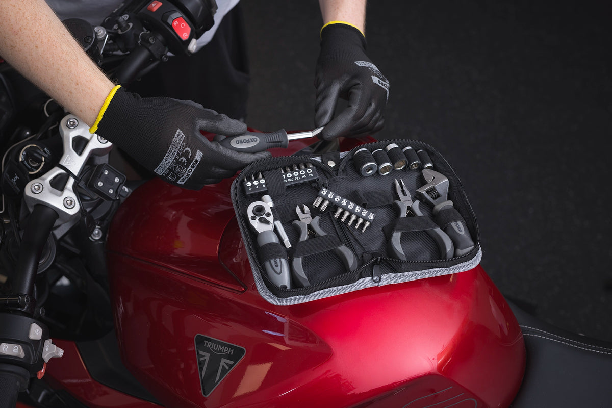 OXFORD Tool Kit Pro V2 in gebruik bij een motor