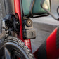 QUAD LOCK Bottle Cage Adaptor - onder de volle bidonhouder gemonteerd