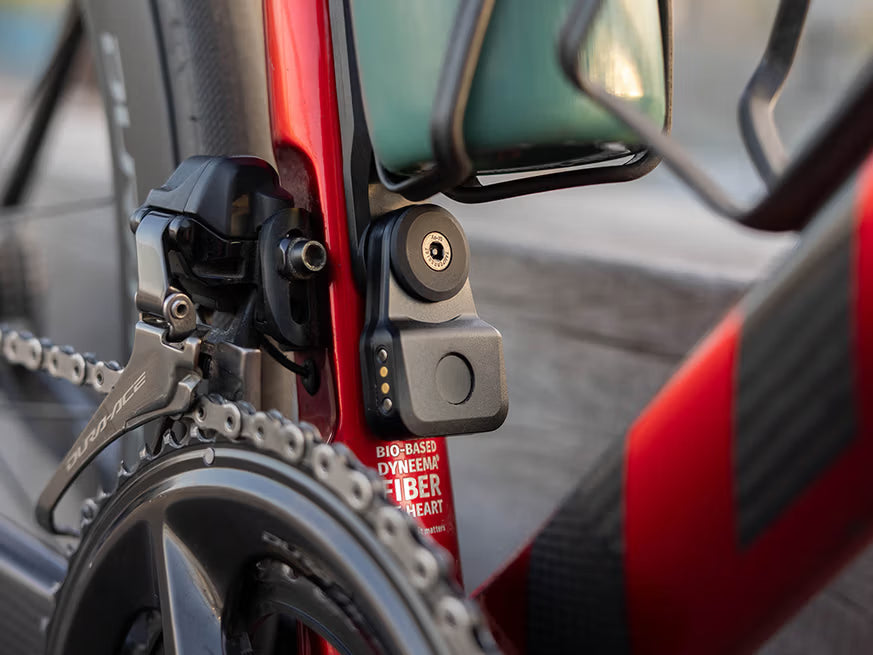 QUAD LOCK Bottle Cage Adaptor - onder de volle bidonhouder gemonteerd