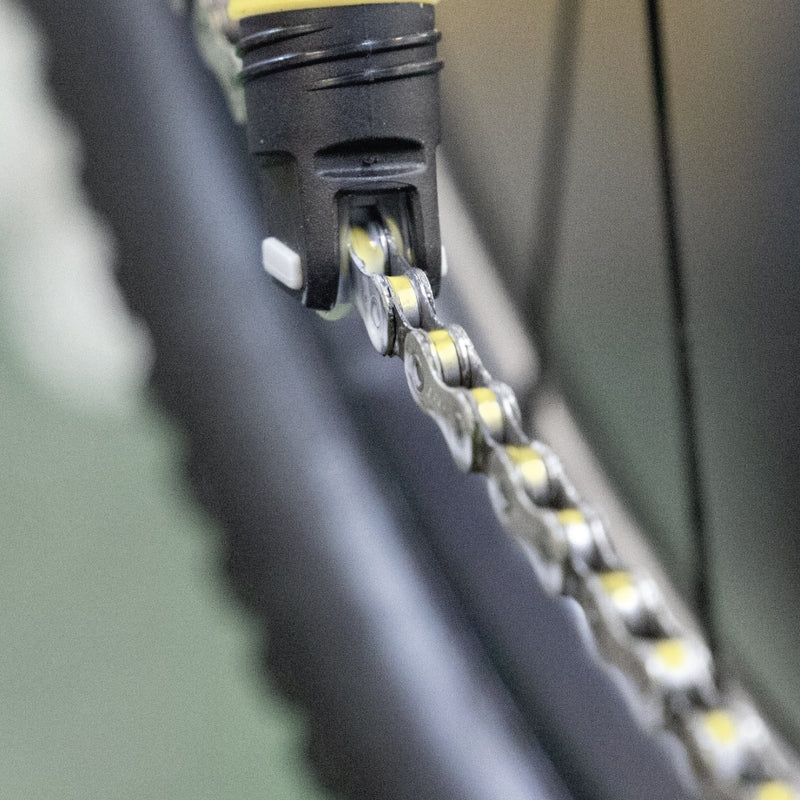 RYDER INNOVATION - luberetta doseren op de schakels van de ketting

