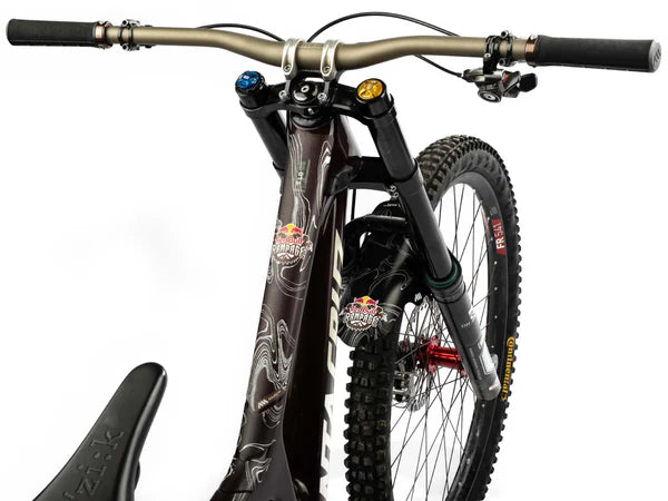 AMS x Red Bull Rampage Frame Guard Extra op een zwarte bovenbuis