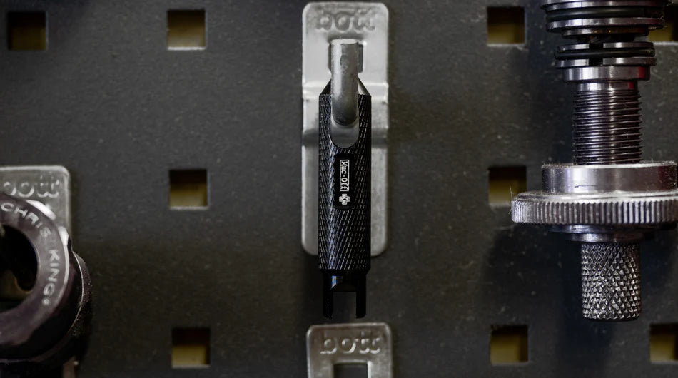 MUC-OFF valve core remover MET EEN OPHANGOOG 