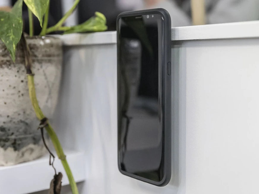 Adhesive Wall Mount - case gemonteerd op de wall mount