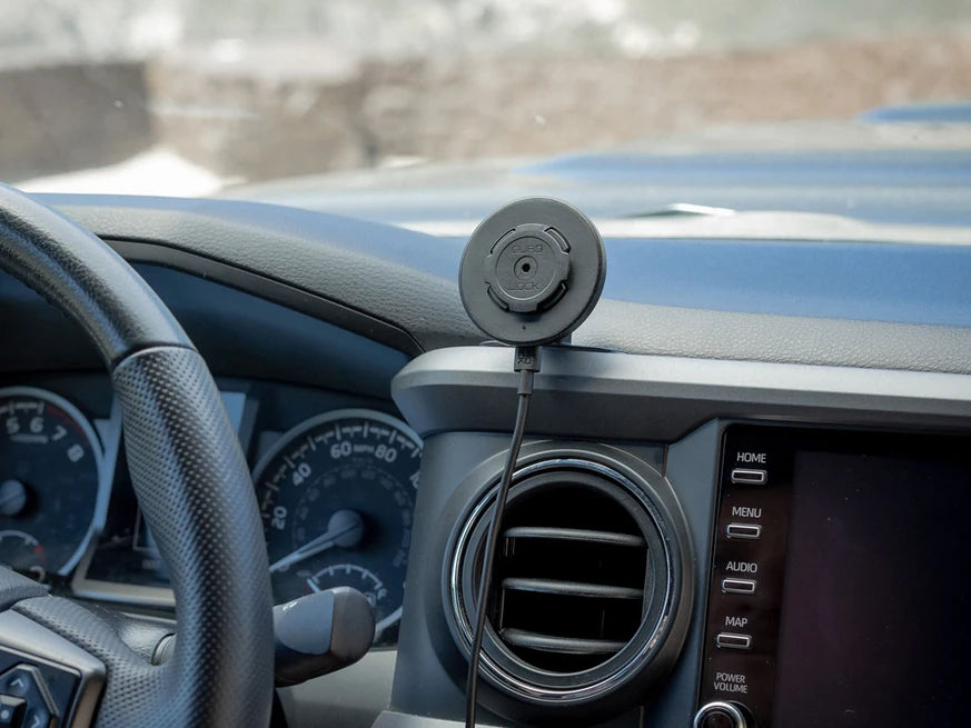Quad Lock Wireless Charging Head - op de dash mount