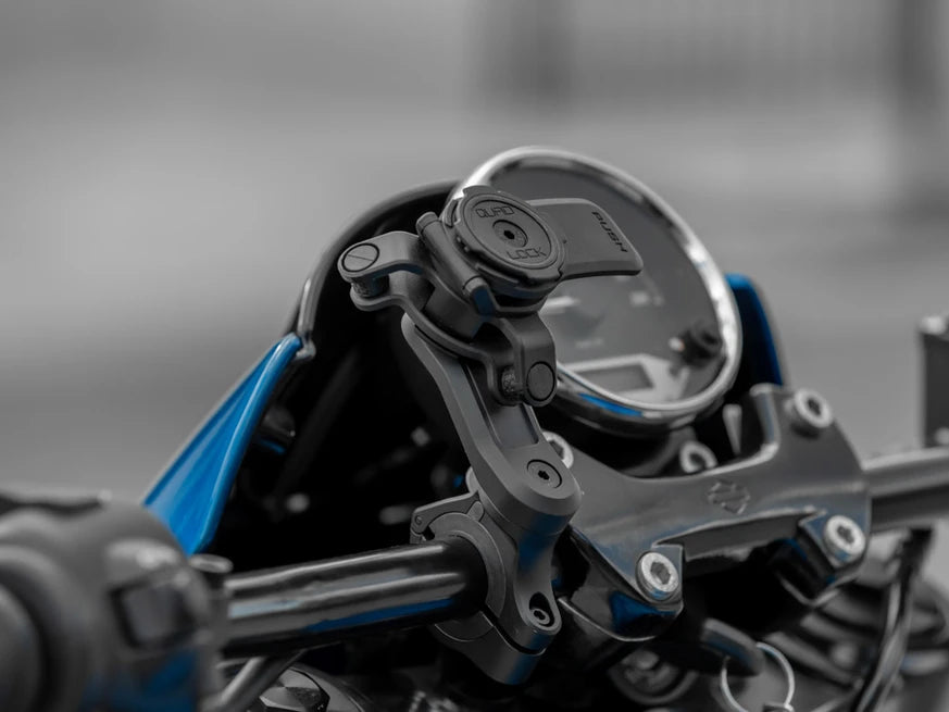 QUAD LOCK HANDLEBAR MOUNT LARGE ZWART GEMONTEERD OP MOTORSTUUR