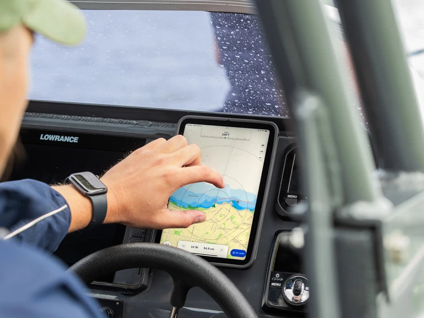 Quad Lock MAG Case iPad mini gen 6 – gemonteerd op een boot