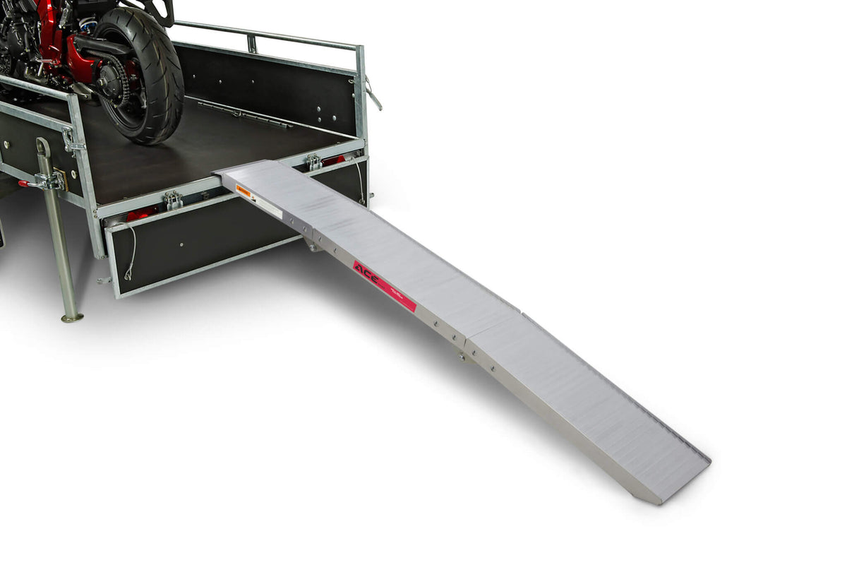 ACEBIKES Foldable Ramp Compact – uitgeklapt en aan de aanhanger