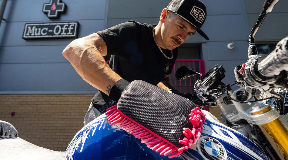 Muc-Off 8 in 1 motorcycle cleaning kit SCHOONMAKEN MNET DE ZACHTE 2-1 HANDSCHOEN