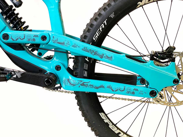 AMS x Red Bull Hardline Frame Guard Extra op achterframe geplakt