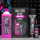  MUC-OFF Bicycle Clean, Protect &amp; All Weather Lube Kit uitgestald in de werkplaats