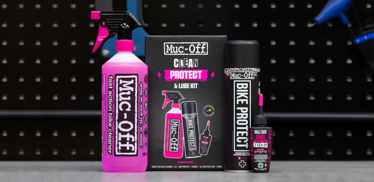  MUC-OFF Bicycle Clean, Protect &amp; All Weather Lube Kit uitgestald in de werkplaats
