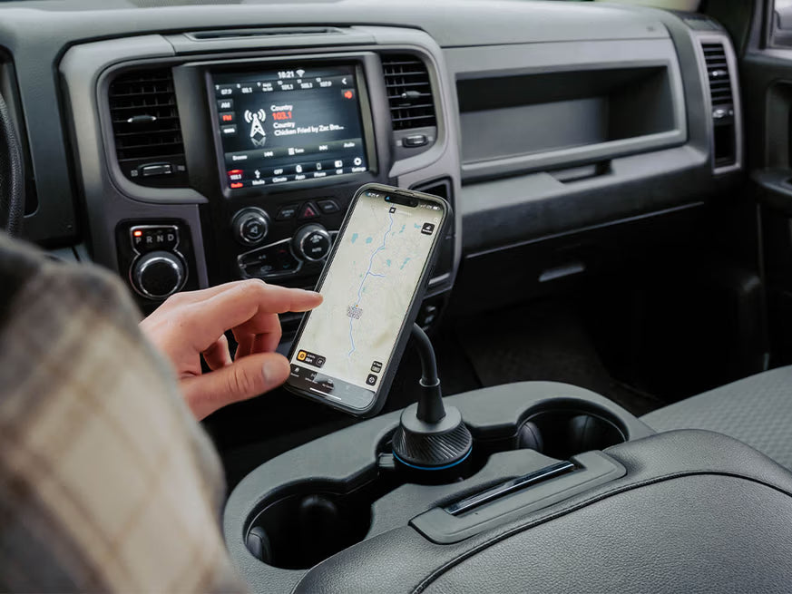 Quad Lock Cup Holder Mount - geplaatst met telefoon
