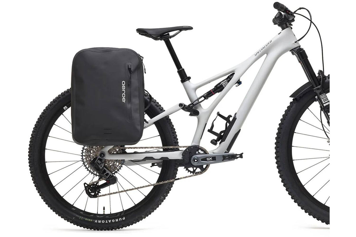 AEROE QuickLock Urban Pannier Bag Pro zwarte waterdichte fiets rugzak - verticaal gemonteerd op de mtb