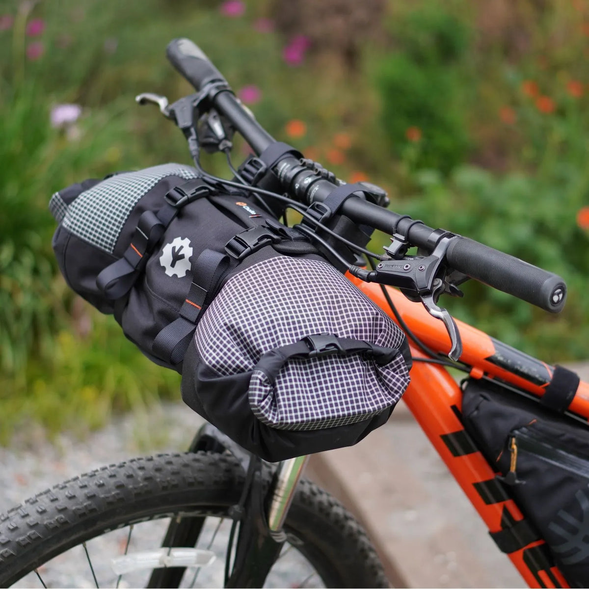 CHOIKE stuurharnas - op een mtb stuur met bagage