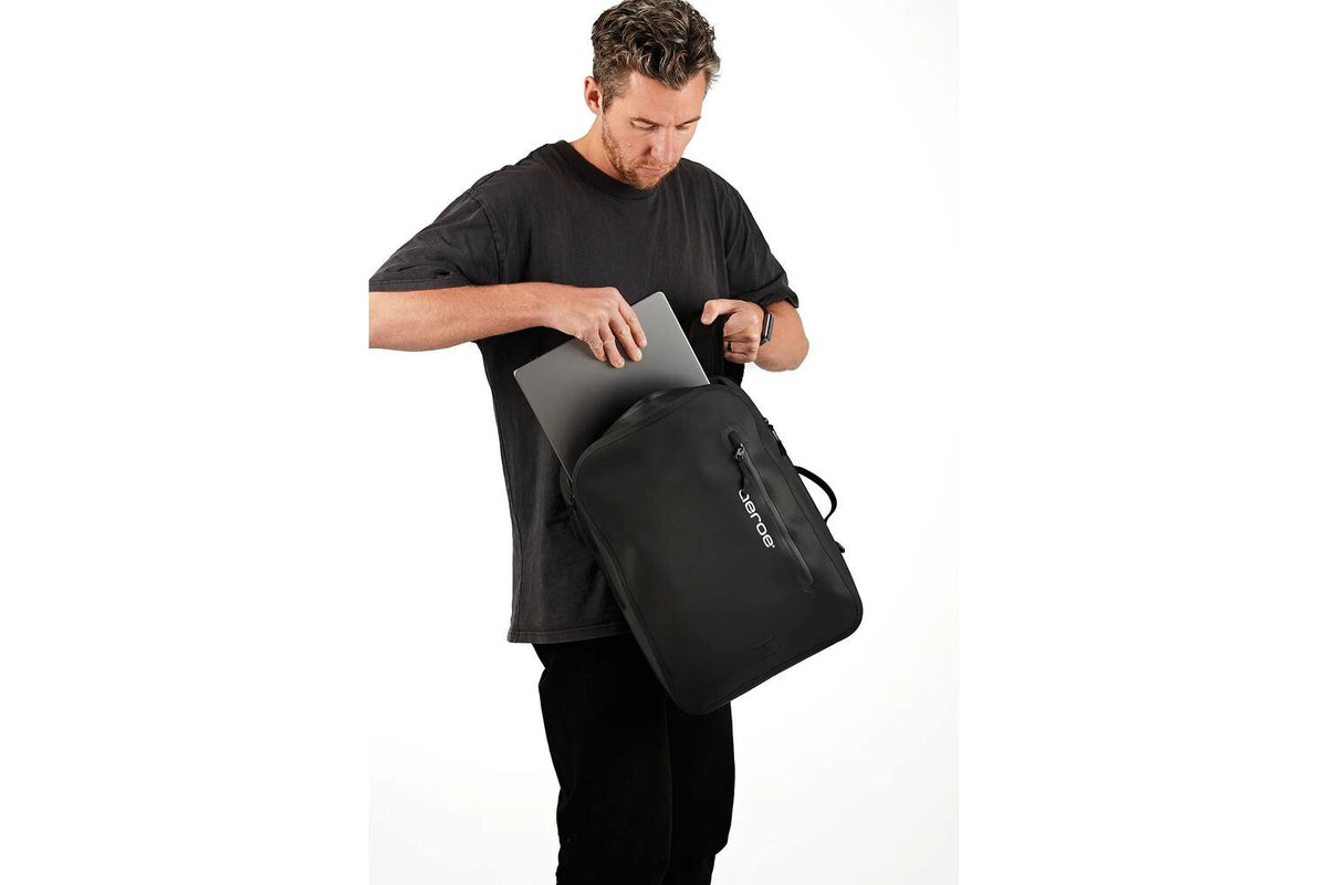 AEROE QuickLock Urban Pannier Bag Pro  zwarte waterdichte fiets rugzak - laptop kan er in