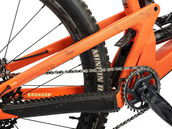 AMS x Red Bull Rampage Frame Guard Extra op de achtervork geplakt