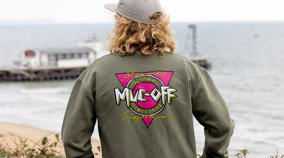 Muc-Off Surf Sweater groen – gedragen met de rug naar je toe
