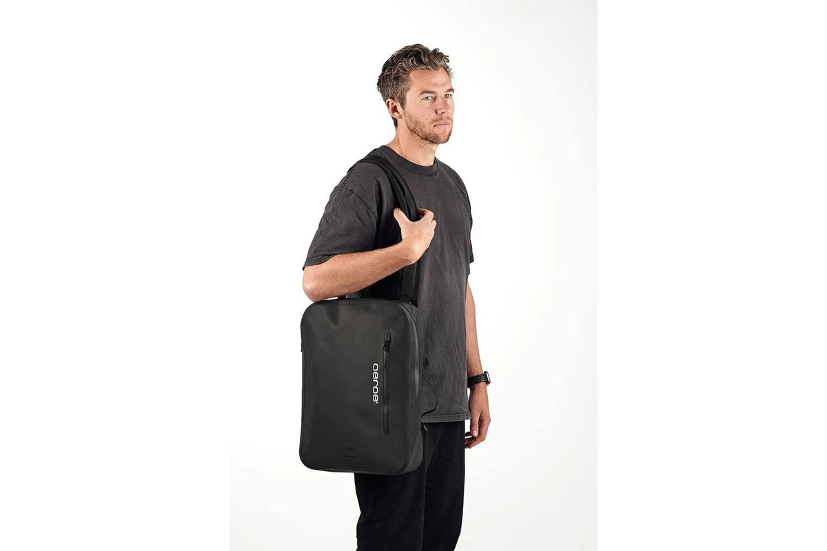 AEROE QuickLock Urban Pannier Bag Pro  zwarte waterdichte fiets rugzak - hier als schoudertas