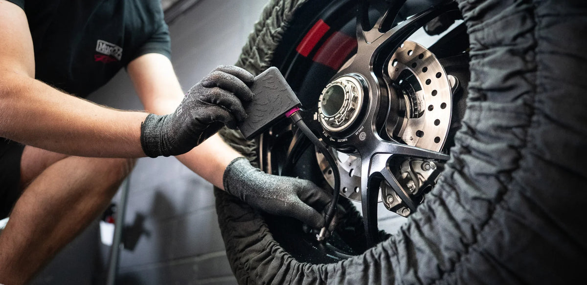 MUC-OFF AirMach Electric Inflator Pro Max - in gebruik op een motorband mat slang